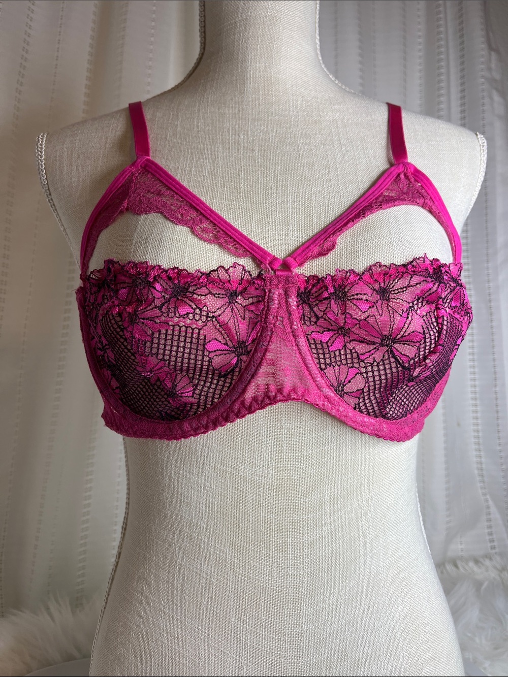 Floral Lace Underwire Bra in Fuchsia Pink